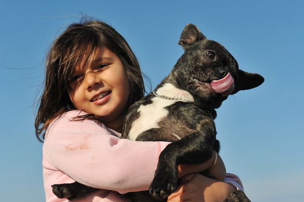 Bulldog francés y niño