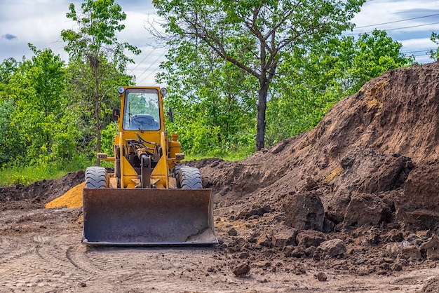 Bulldozer amarillo con una pala en el sitio de construcción