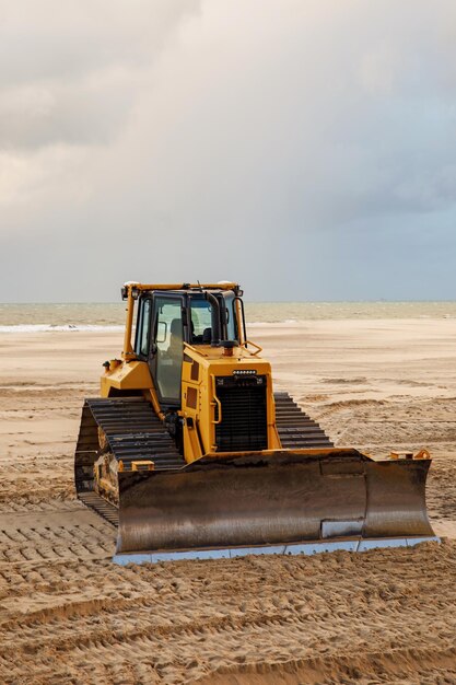 Foto bulldozer bereitet den meeresstrand für die saison vor