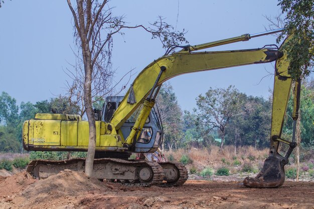 Foto bulldozer bricht bäume auf einer baustelle