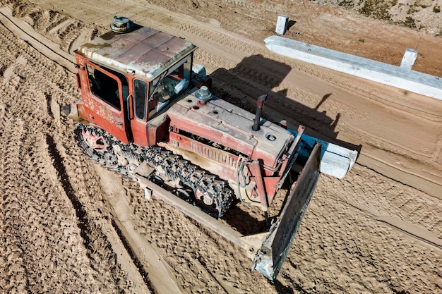 Bulldozer durante la construcción de una nueva carretera Vista superior de un potente bulldozer de trabajo Equipos de movimiento de tierras para obras viales limpieza de terrenos nivelación de zanjas