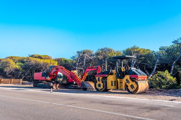 Bulldozer, der in der Nähe eines Waldes arbeitet