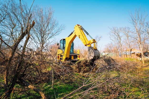 Foto bulldozer gräbt an land