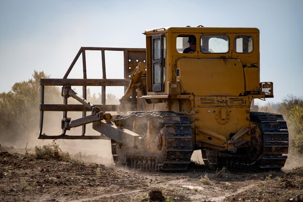 Bulldozer limpando o solo para fazer um bairro residencial