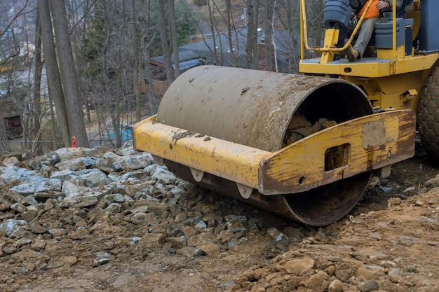 Bulldozer move solo de escavação fazendo trabalhos de paisagismo