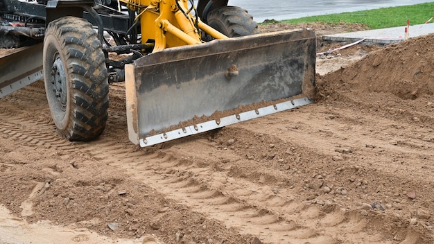 Bulldozer nivela terreno para estrada. foto de alta qualidade