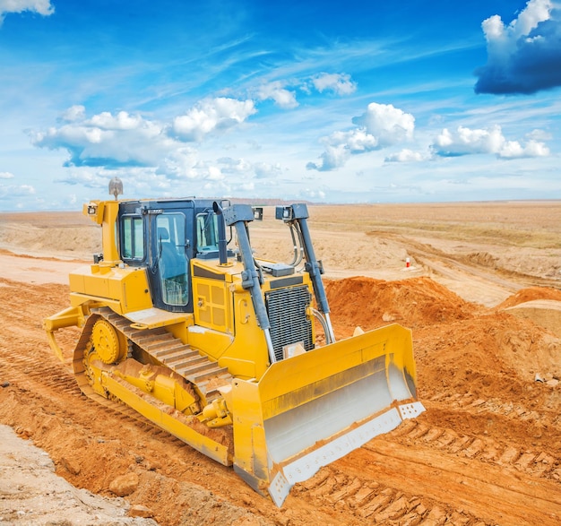 Bulldozer sobre arena en el campo