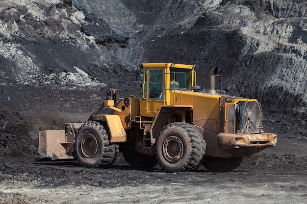 El bulldozer trabajando en minas de carbón