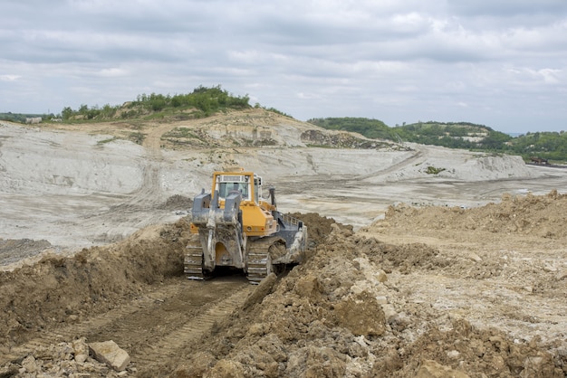 Bulldozer trabajando en el nuevo sitio de construcción