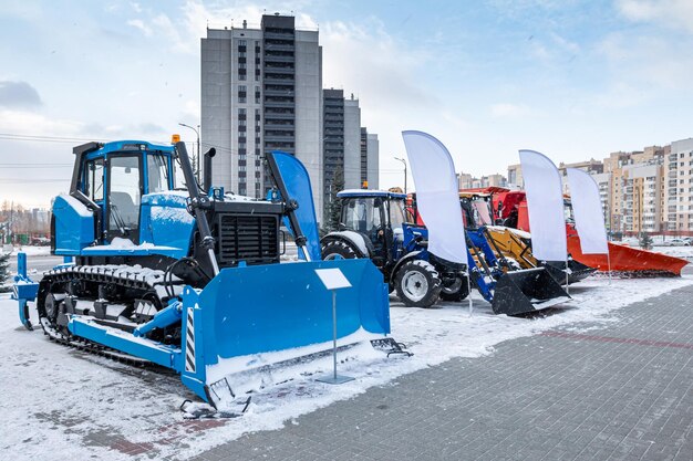 Bulldozer und Radtraktoren mit Formbrett auf einer Industrieausstellung im Winter