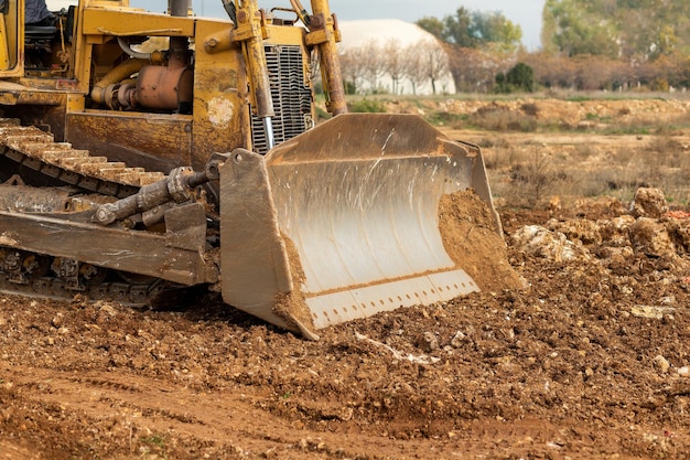 Bulldozer zum Roden, Planieren, Grabenziehen und Ausheben von Fundamenten. Raupentraktor