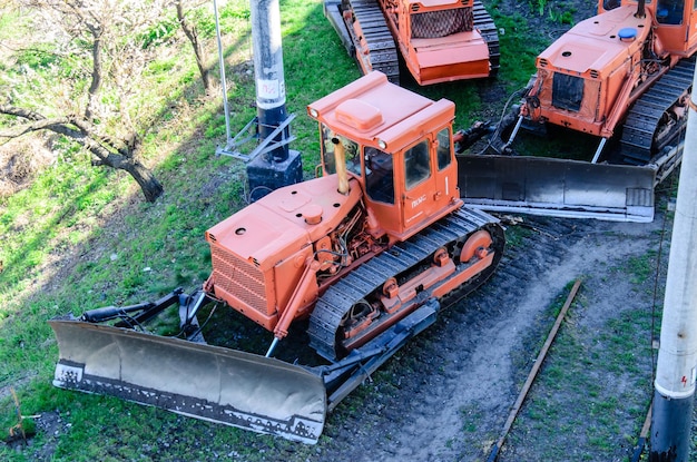 Bulldozers rojos en un sitio de construcción