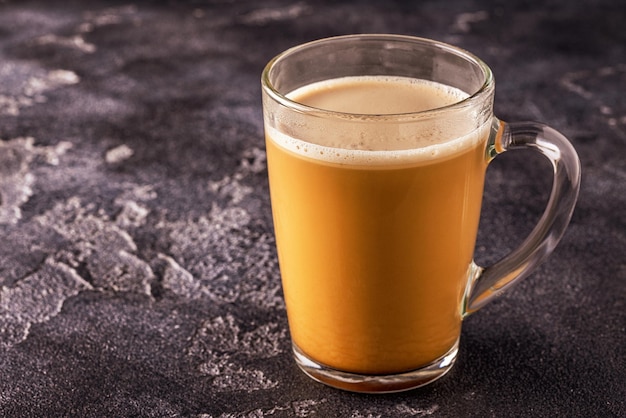 Bulletproof Coffee gemischt mit Bio-Butter und MCT-Kokosöl