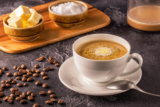 Bulletproof Coffee gemischt mit Bio-Butter und MCT-Kokosöl