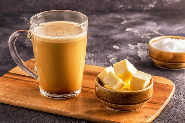 Bulletproof-Kaffee gemischt mit Bio-Butter und MCT-Kokosöl Paleo-Keto-Ketogenes-Getränk-Frühstück