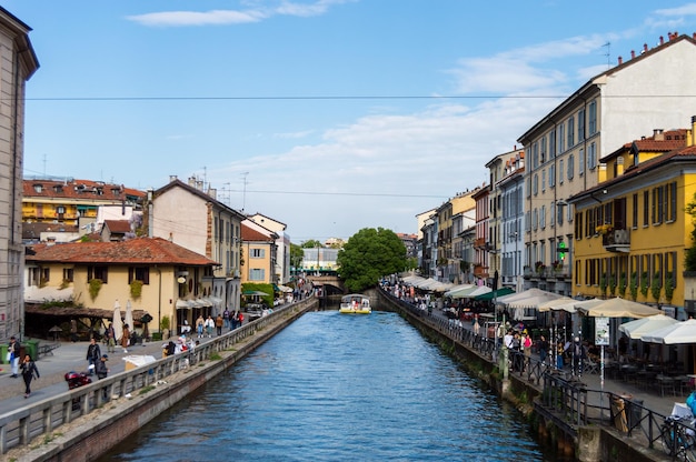 Foto la bulliciosa escena de los canales en milán con multitudes y restaurantes