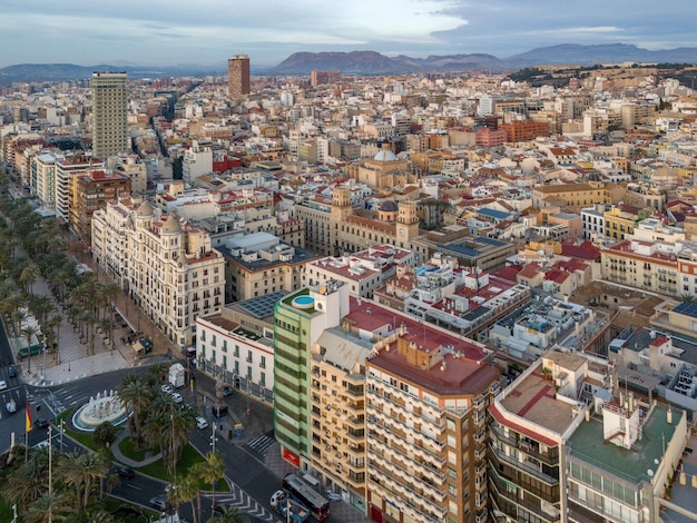 El bullicioso paisaje urbano con rascacielos y árboles exuberantes de Alicante