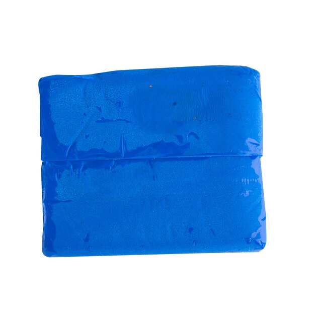 Bulto de plastilina azul aislado sobre fondo blanco.
