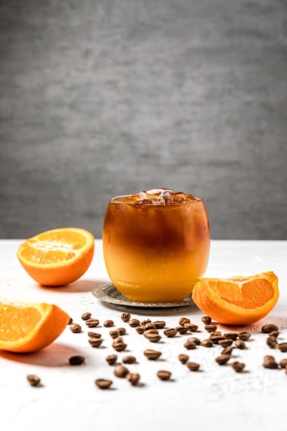 Bumble kaltes, erfrischendes Kaffeegetränk mit frisch gepresstem Orangensaft, Espresso und Eis in der Herstellung