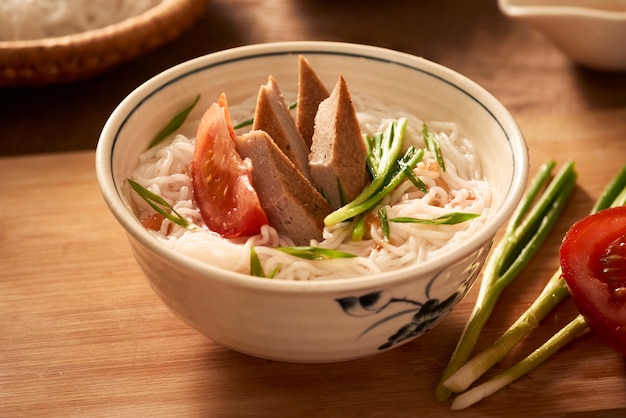 Bun cha ca - eine der beliebtesten Suppennudeln im Küstengebiet mit Reisnudeln, gegrilltem Fisch, Frühlingszwiebeln, Tomaten und Fischsauce...