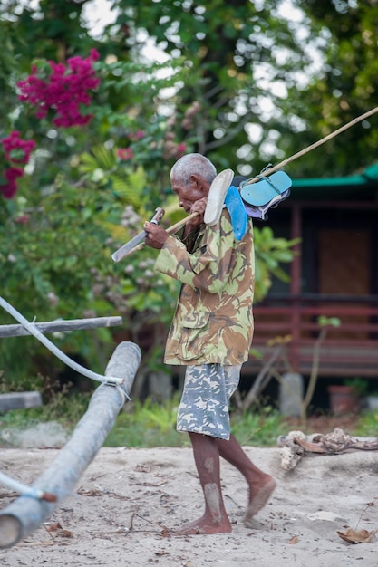 BUNAKEN, INDONESIA - 5 DE ABRIL DE 2014 - pescador que regresa a la aldea de cabañas