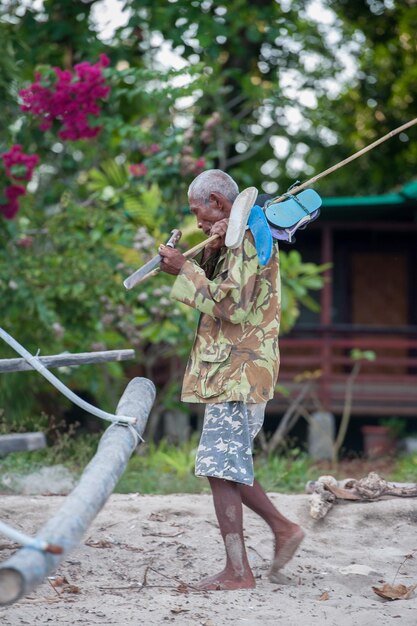 BUNAKEN, INDONESIEN - 5. APRIL 2014 - Fischer, der zum Hüttendorf zurückkehrt