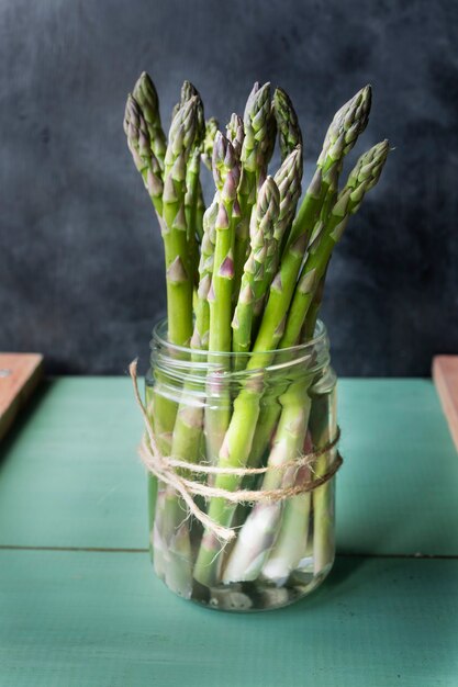 Bund frischer grüner Spargel