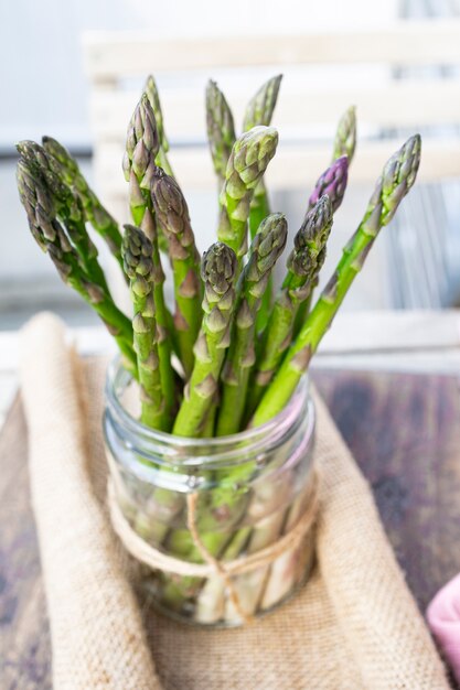 Bund frischer grüner Spargel