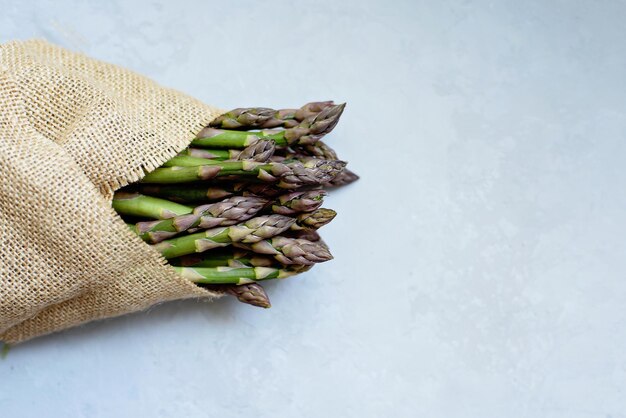 Bund frischer Spargel auf grauem Hintergrund