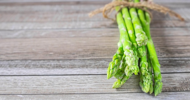 Bund grüner Spargel auf grauem Hintergrund Bio-Gemüse für die Gesundheit