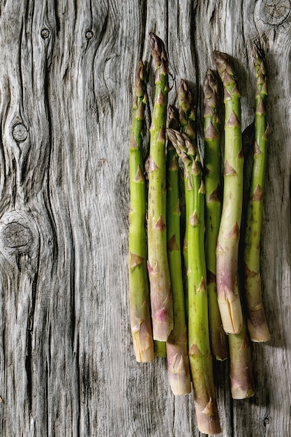 Bund grüner Spargel