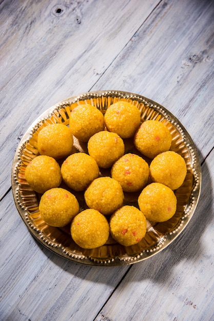 Bundi Laddoo o Motichoor Laddu preparado en ghee puro es un artículo dulce popular en festivales como ofrendas o bodas en la India.