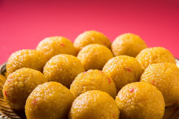 Bundi Laddoo o Motichoor Laddu preparado en ghee puro es un artículo dulce popular en festivales como ofrendas o bodas en la India.