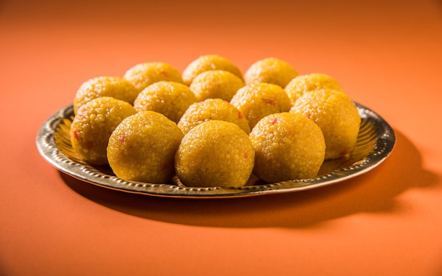 Bundi Laddoo oder Motichoor Laddu in reinem Ghee zubereitet ist ein beliebtes süßes Produkt auf Festivals als Opfergabe oder Hochzeit in Indien