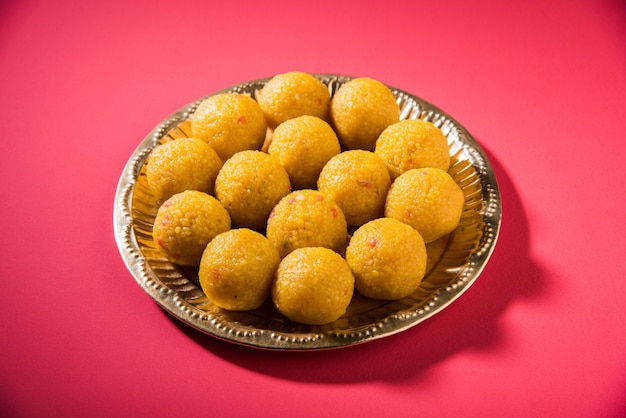 Foto bundi laddoo ou motichoor laddu preparado em ghee puro é um doce popular em festivais como oferendas ou casamentos na índia