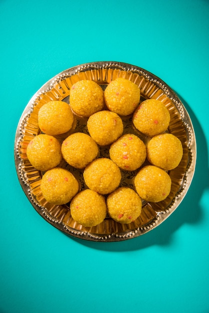 Bundi Laddoo ou Motichoor Laddu preparado em ghee puro é um doce popular em festivais como oferendas ou casamentos na Índia