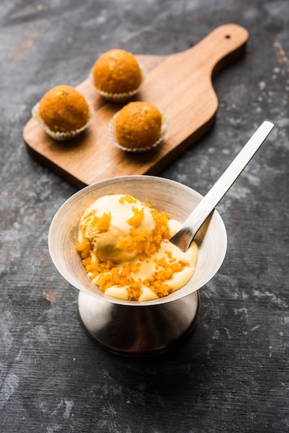 Bundi laddu o Motichoor Ice Cream es una fusión de helado con motichur laddoo dulce tradicional indio de la India, enfoque selectivo