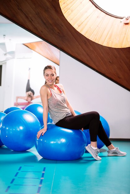 Übung der jungen Frau mit pilates Bällen