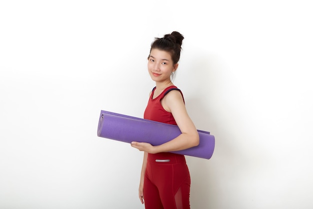 Übung Fitness Thai asiatische Frau bereit für Workout stehend halten Yogamatte