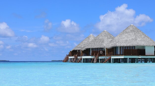 Bungalow de madera en una isla tropical Maldivas