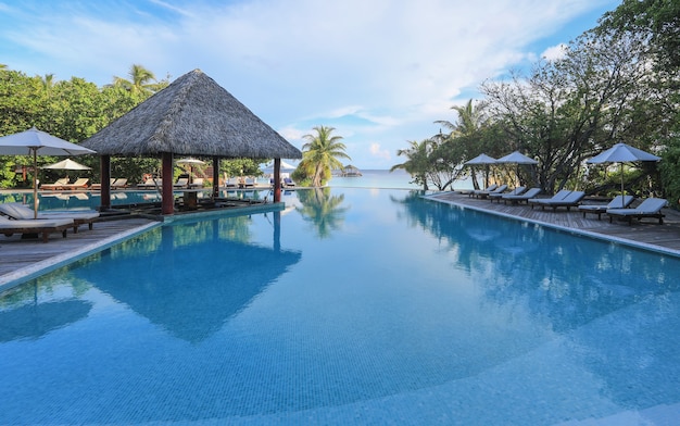 Bungalow de madera en una isla tropical Maldivas