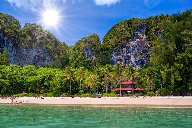 Bungalowhaus mit rotem Dach am Strand von Railay West Ao Nang Krabi Th