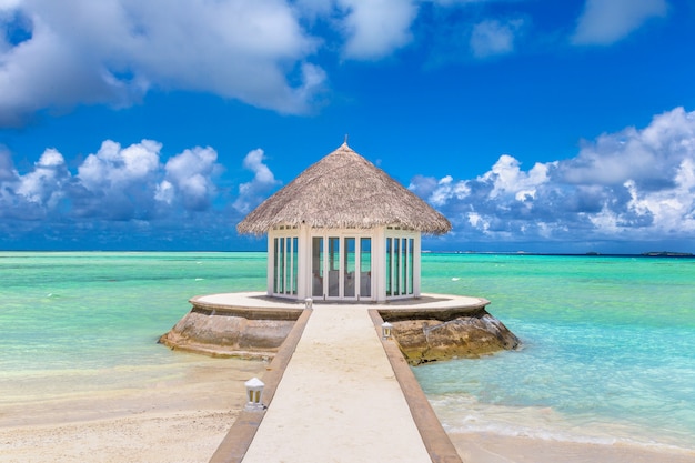 Bungalows am tropischen Strand auf den Malediven