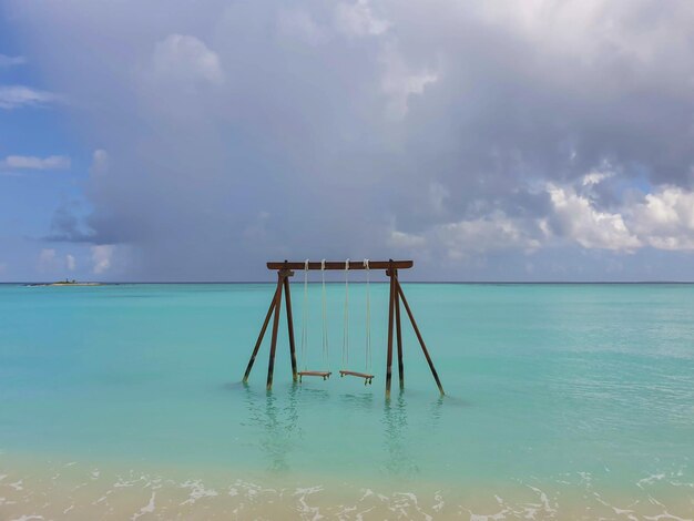 Bungalows sobre el agua y villas de lujo en la laguna azul en la isla de playa de arena blanca Maldivas