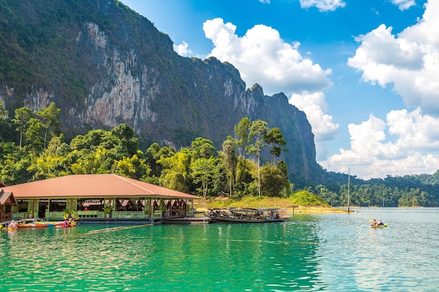 Bungalows tailandeses en el lago Cheow Lan, Parque Nacional Khao Sok en Tailandia