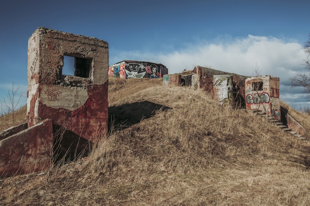 Búnker abandonado en el campo.