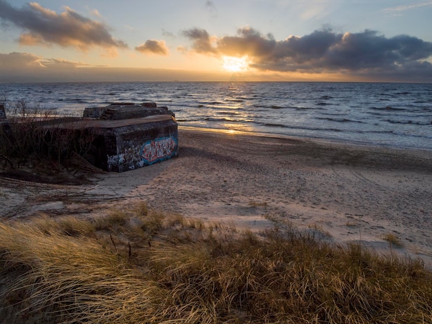 Búnker alemán durante la guerra en la playa del Mar Báltico al atardecer