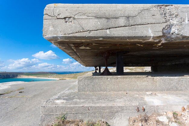 Foto bunker alemão da segunda guerra mundial e do oceano atlântico