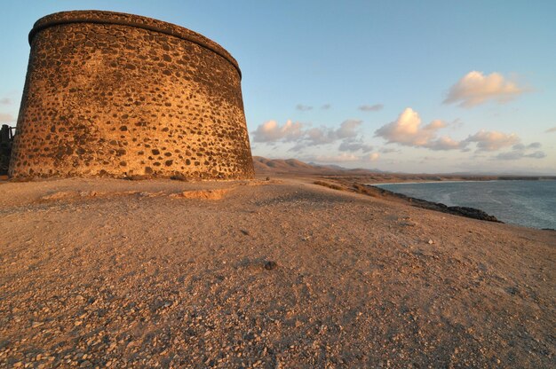 Bunker ao pôr do sol em um céu nublado, nas Ilhas Canárias, Espanha