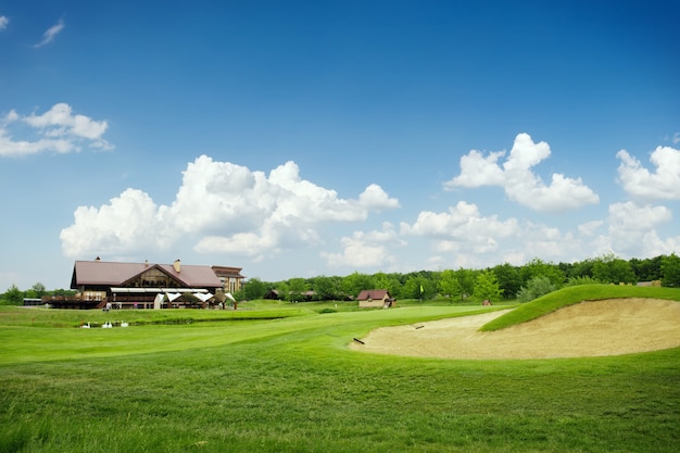 Foto bunkers de césped y arena para jugar al golf en un campo de golf